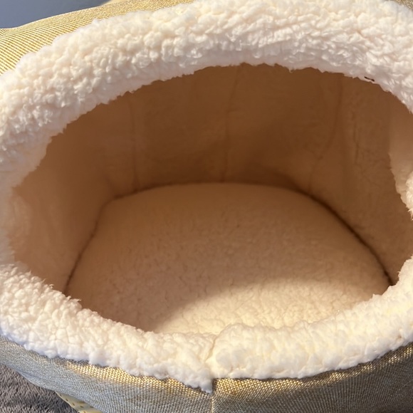 Small dog and cat bed/cave, brand new with tags - Picture 2 of 2